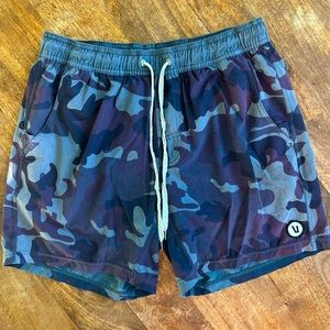 Vuori Kore Performance shorts - mens medium - 5” inseam - w/liner - blue camo